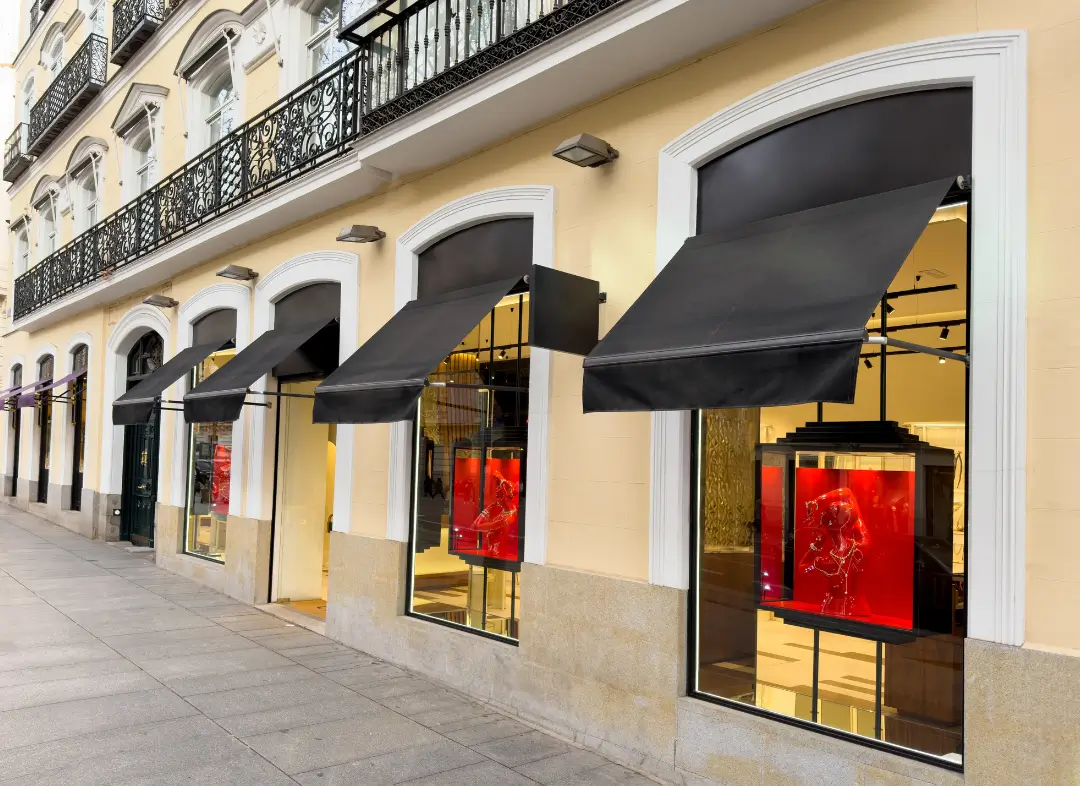Façade vitrine de magasin en aluminium sur mesure à Pont-l'Évêque